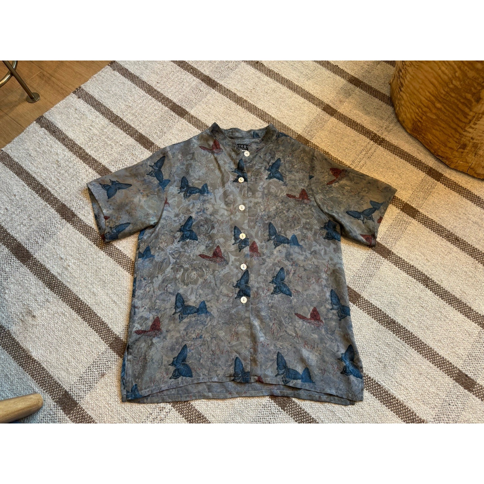 Citron Santa Monica Silk Mandarin Butterfly Gray Blouse Small Short Sleeve